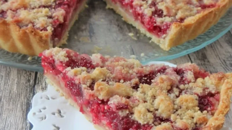 Tarte streusel rhubarbe framboise : recette croustillante et irrésistible